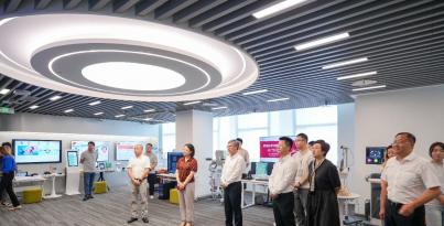 农工党中央副主席兼秘书长邓蓉玲一行光临华西医疗机械人钻研院调研领导